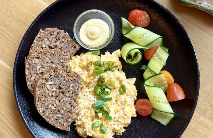 <img src="https://kawiarniafilizanki.com/wp-content/uploads/2024/09/diet2.webp " width="32px" > Jajecznica na maśle