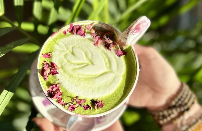 Różana matcha latte 