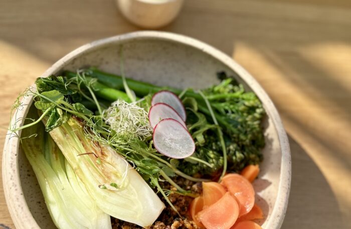 <img src="https://kawiarniafilizanki.com/wp-content/uploads/2024/09/diet.png " width="32px" > <img src="https://kawiarniafilizanki.com/wp-content/uploads/2024/09/gluten-free2.png " width="32px" > 
Bowl wiosenny